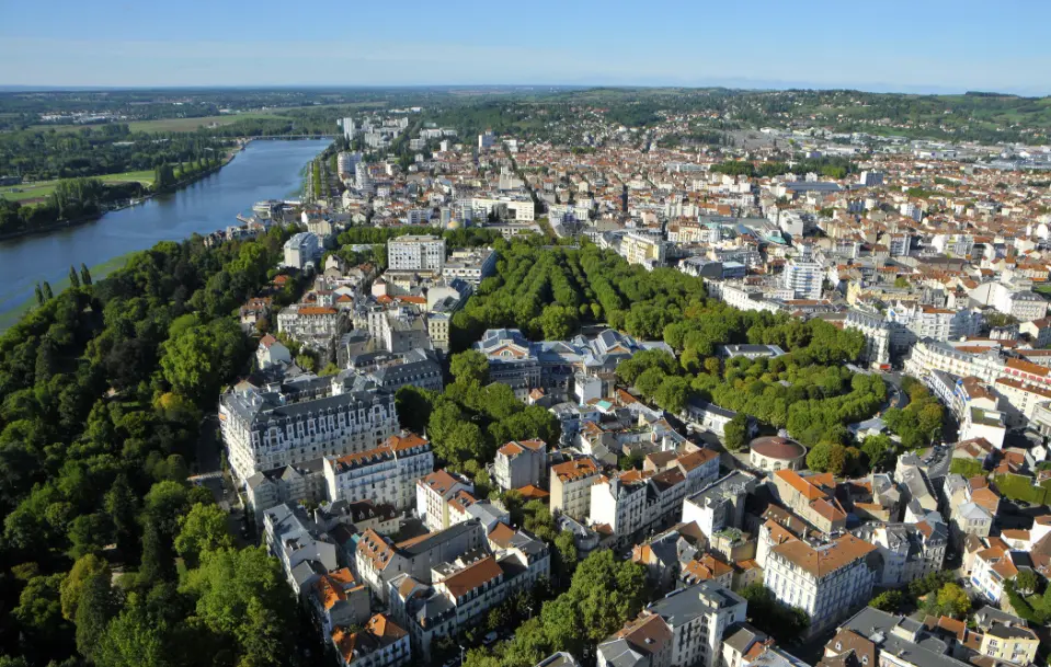 Vue aérienne de Vichy dans l'Allier, ville thermale avec ses bâtiments historiques et parcs, idéale pour des projets de rénovation ou construction. Baticonnect